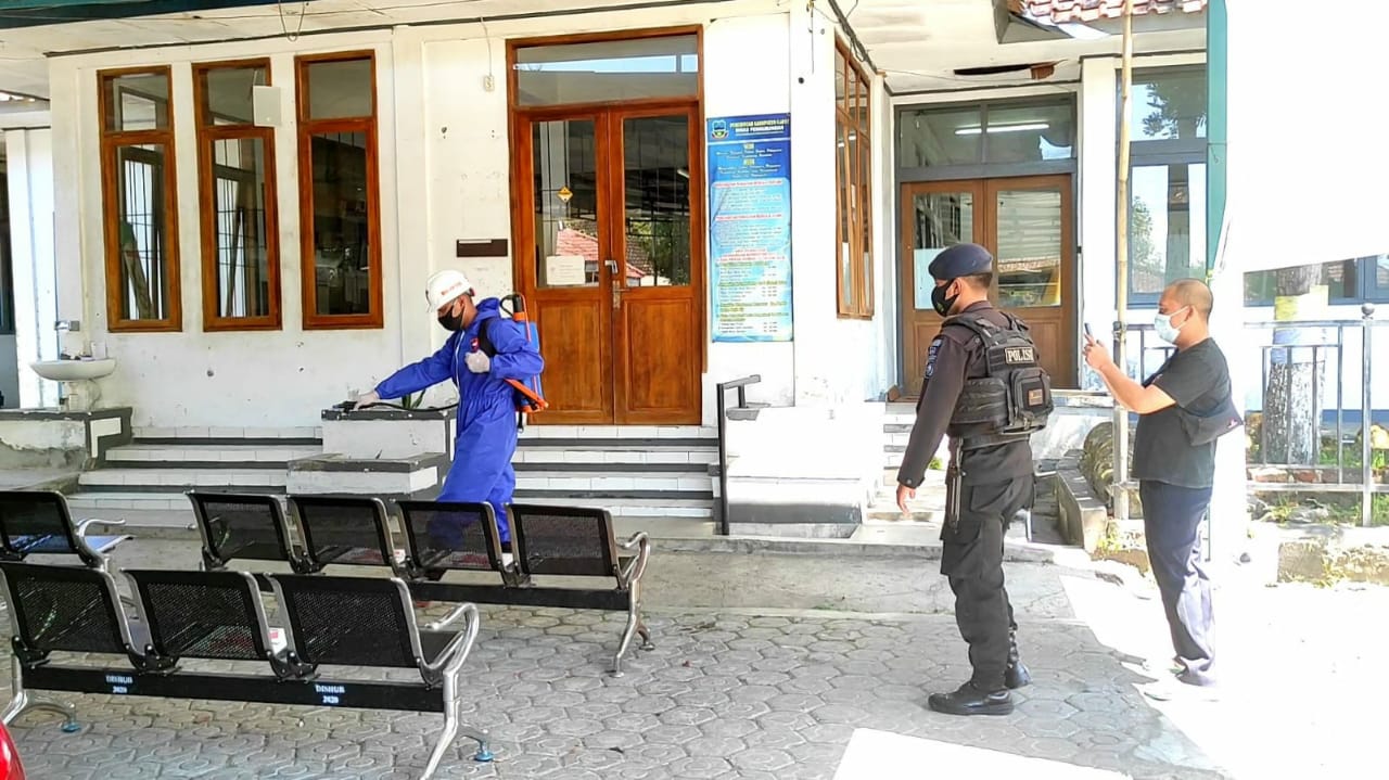 Brimob Jabar Datangi Kantor Dinas Perhubungan Kab. Garut Laksanakan Penyemprotan Disinfektan