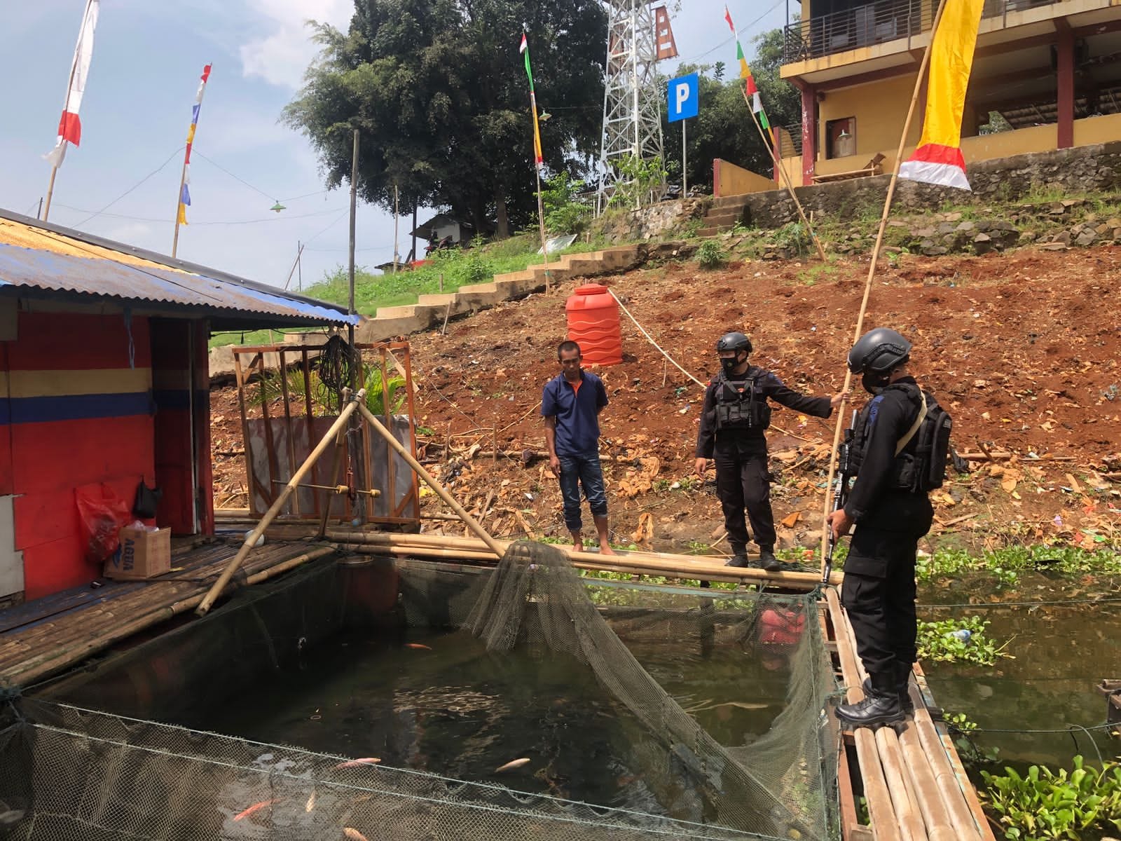 Brimob Jabar Pantau Perekonomian Warga Jangari, Tetap Semangat Budidaya Ikan Air Tawar Ditengah Pandemi