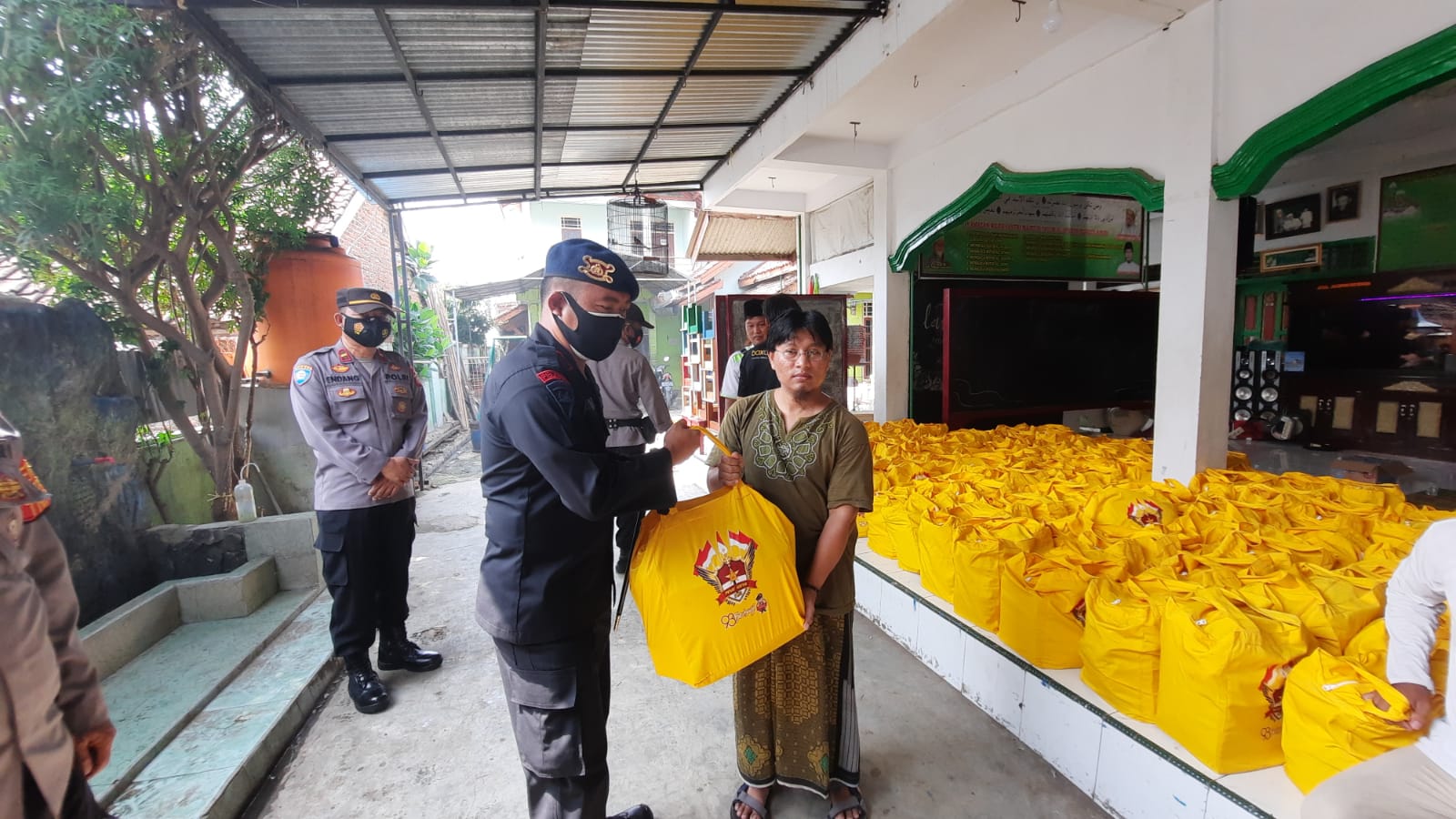 Bakti Sosial Pesat Gatra Berbagi Alumni Akpol 1993, Di Wilkum Polresta Cirebon 