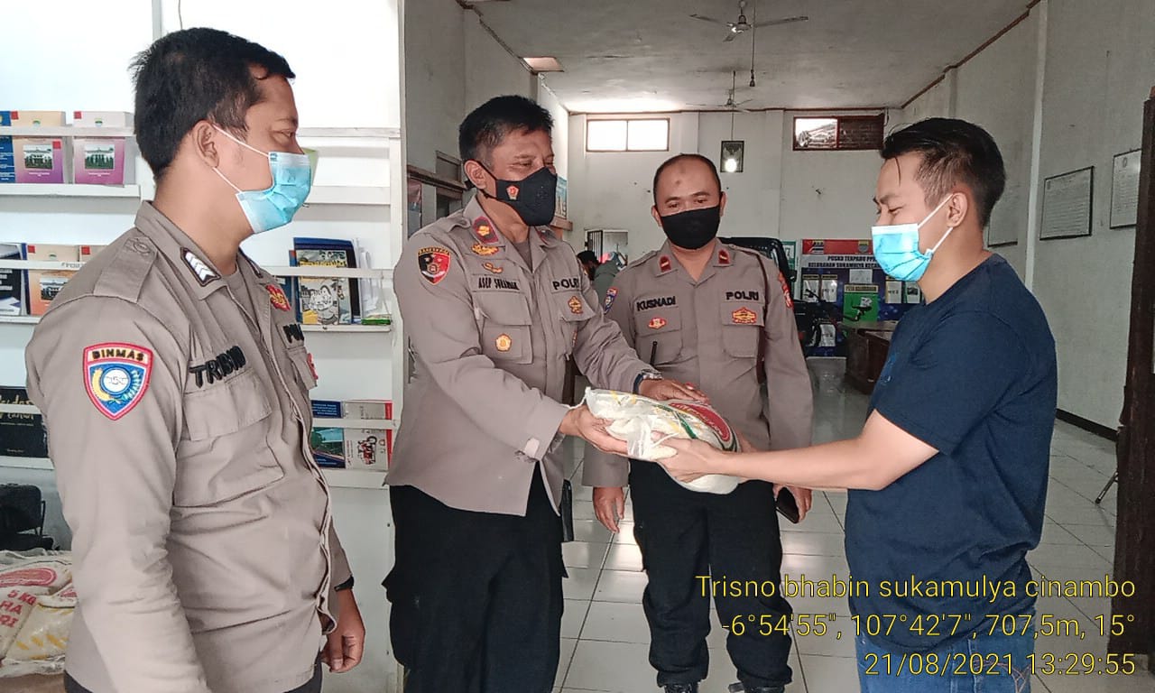 Polri Peduli Covid-19 Pembagian Bantuan Sembako Sosial PPKM Level 4 di  Wilkum Polsek Cinambo