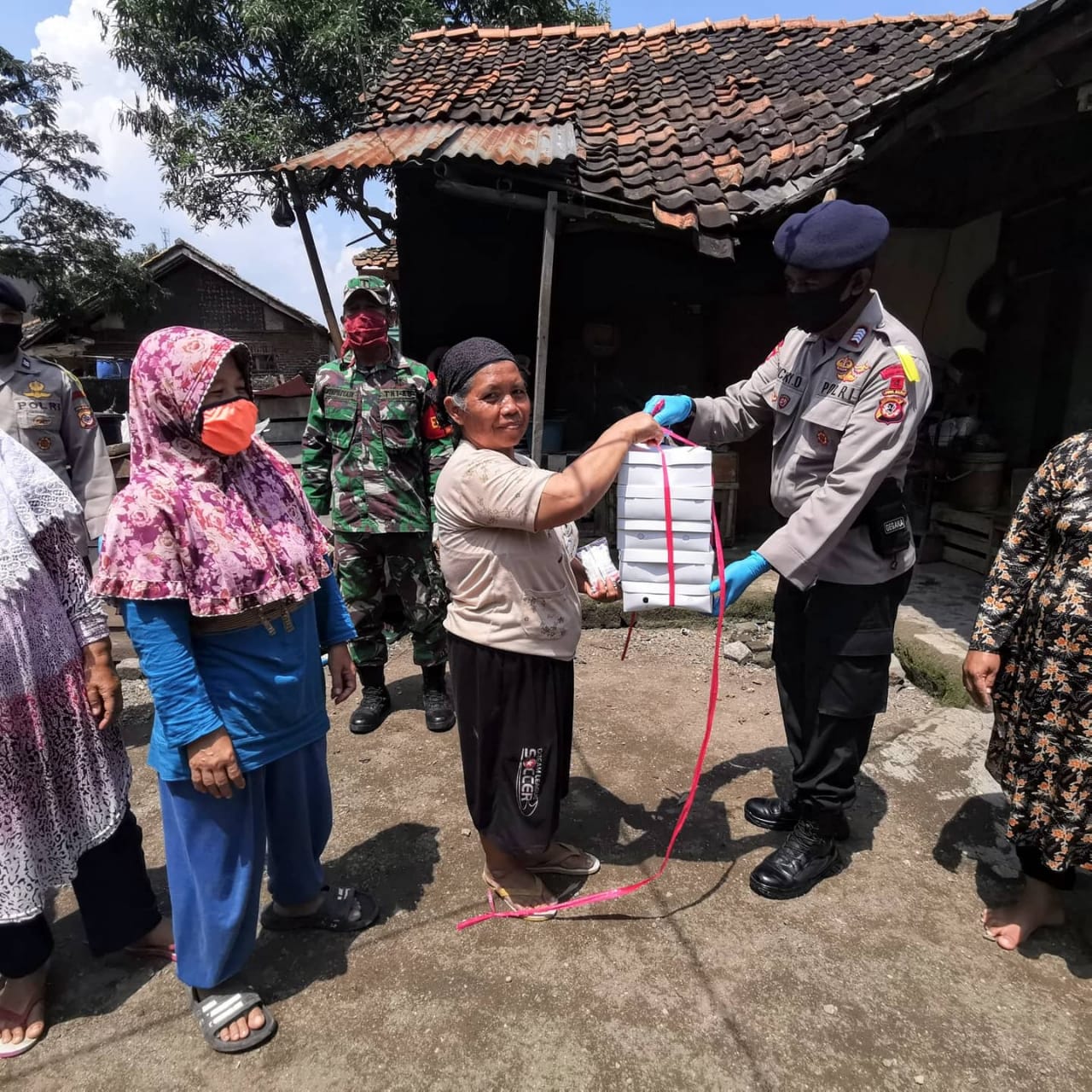 Brimob Polda Jabar Berbagi 150 Paket Nasi Dibagikan Di Wilayah Jatinangor