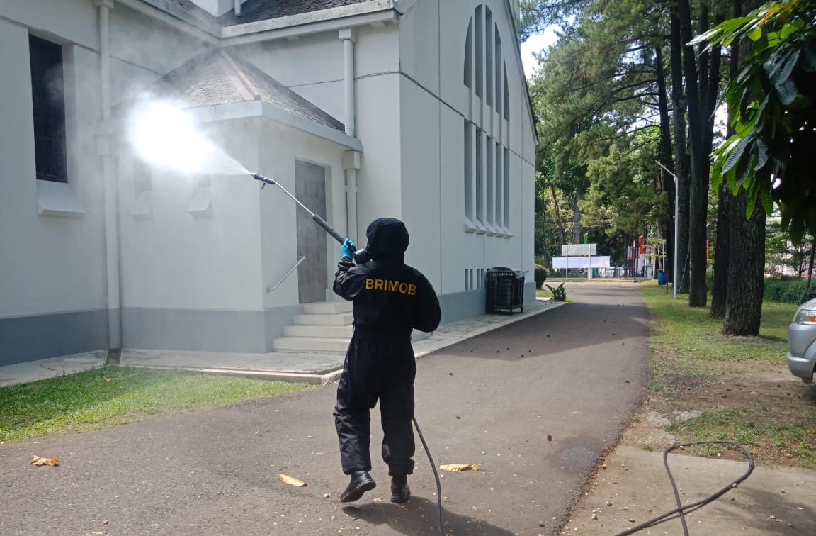 Brimob Polda Jabar Lakukan Pencegahan Penyebaran Covid-19 di Tempat Ibadah Wilayah Bandung