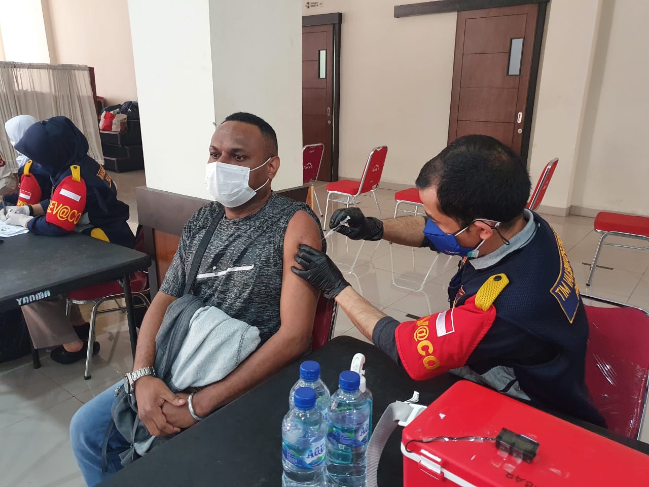 POLDA JABAR MEMFASILITASI VAKSINASI TAHAP I DAN TAHAP II UNTUK MASYARAKAT