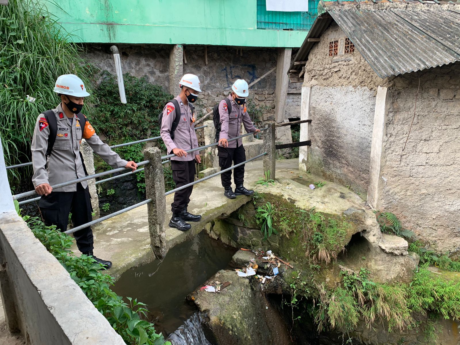 Antisipasi Banjir, Tim SAR Brimob Jabar Pantau Debit Air Sindanglaya