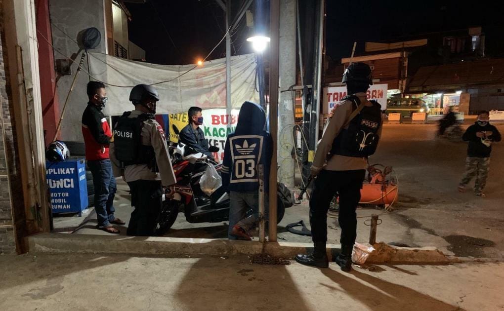 Brimob Jabar Ingatkan Warga Rancaekek Jangan Lengah Terhadap Virus Corona