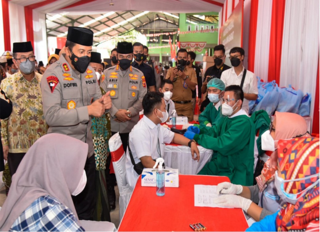 Kapolda Jabar Tinjau Vaksinasi Massal di Ponpes Babakan Caringin Kab.Cirebon Ditengah PPKM Mikro