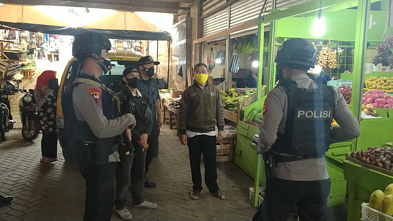 Patroli Brimob Jabar Berikan Himbauan Prokes Kepada Pedagang Pasar Cipanas
