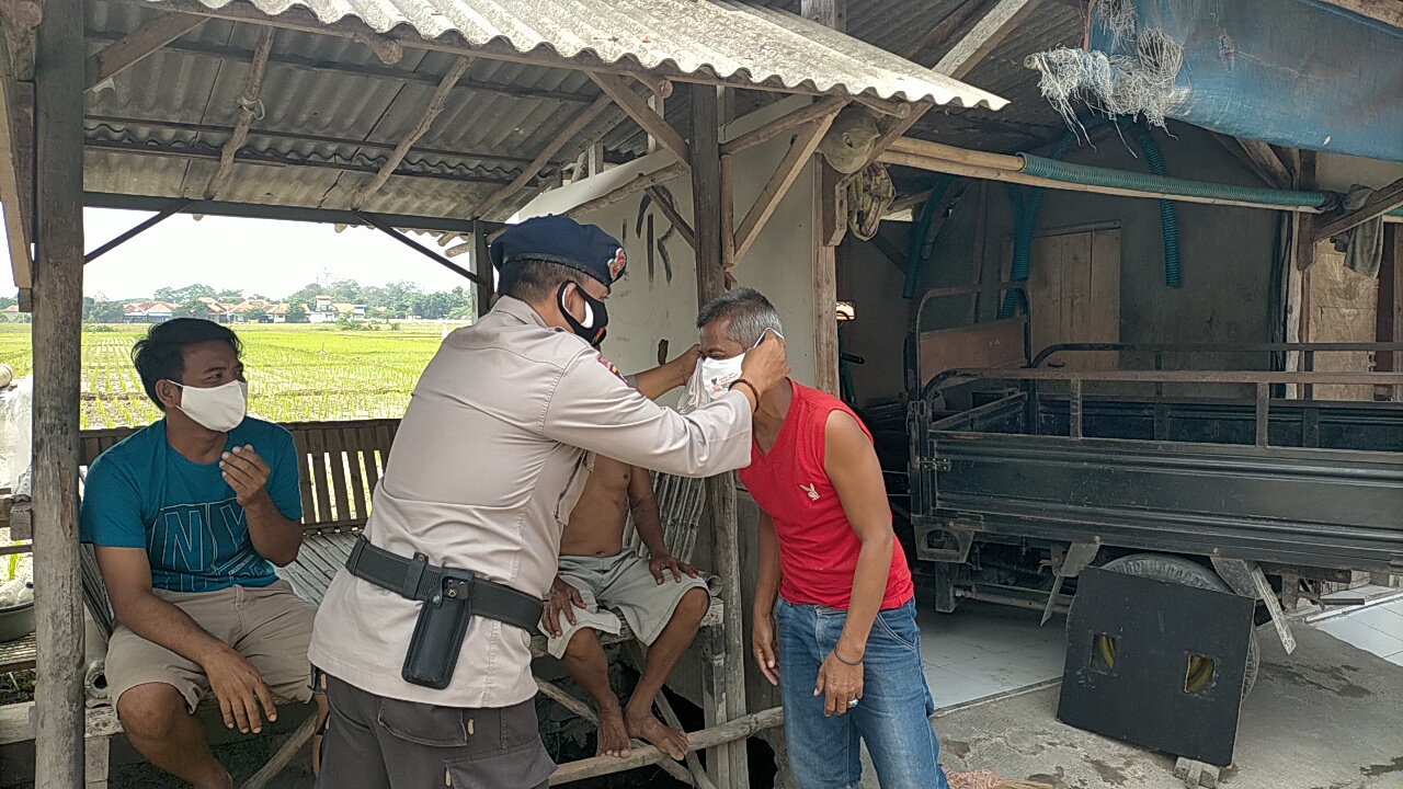 Peduli Kesehatan Masyarakat Brimob Jabar Bagikan Masker Gratis