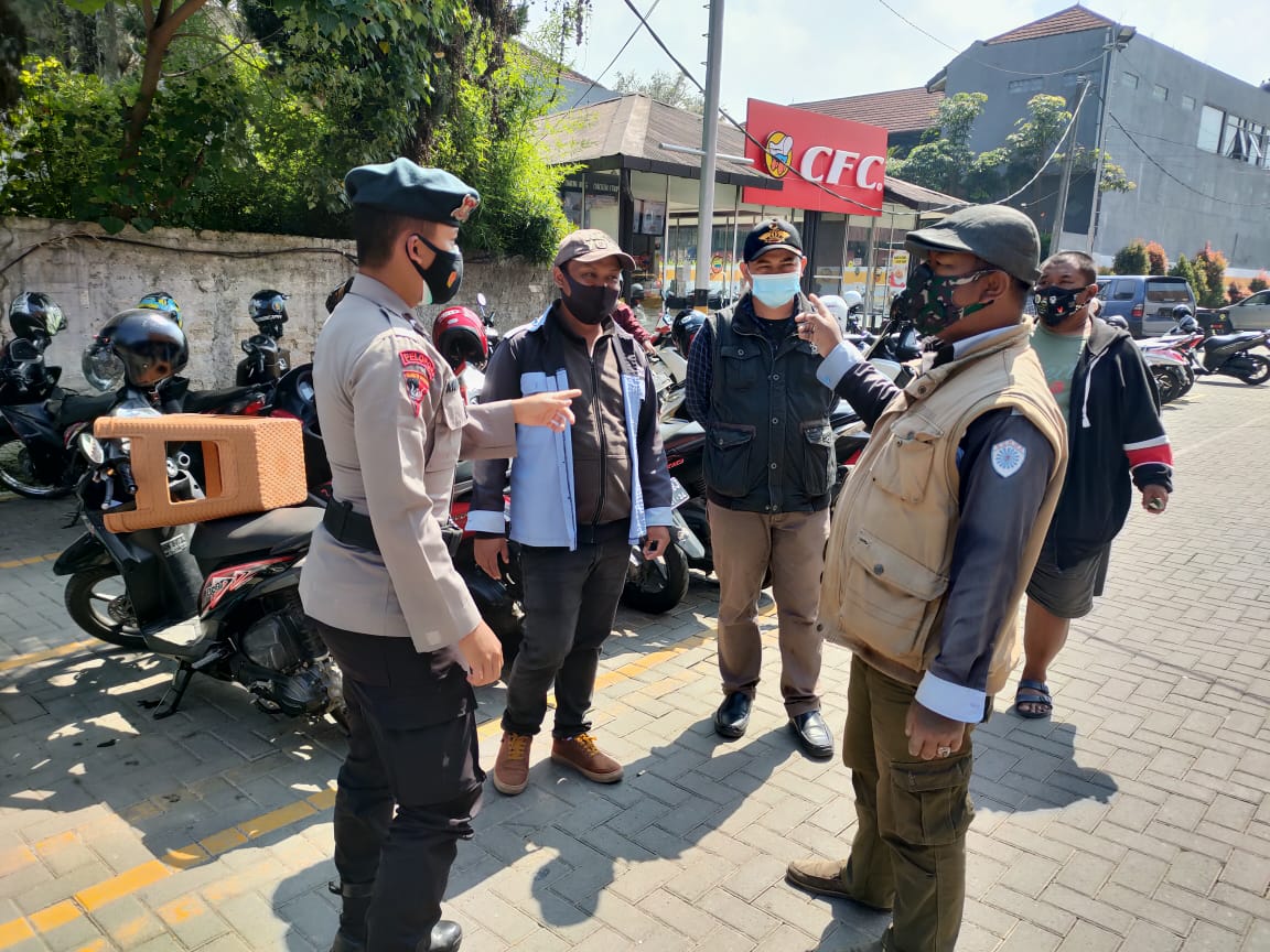 Brimob Jabar Himbau Masyarakat Yang Berada di Borma Lembang