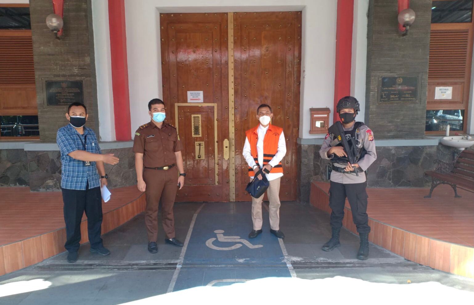 Amankan Persidangan Ditengah Pandemi Covid 19, Gegana Brimob Polda Jabar Terapkan Prokes