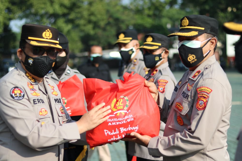 Peduli Masyarakat Tertampak Covid-19 Alumni Akpol 92 Salurkan Bansos 500 Paket Sembako