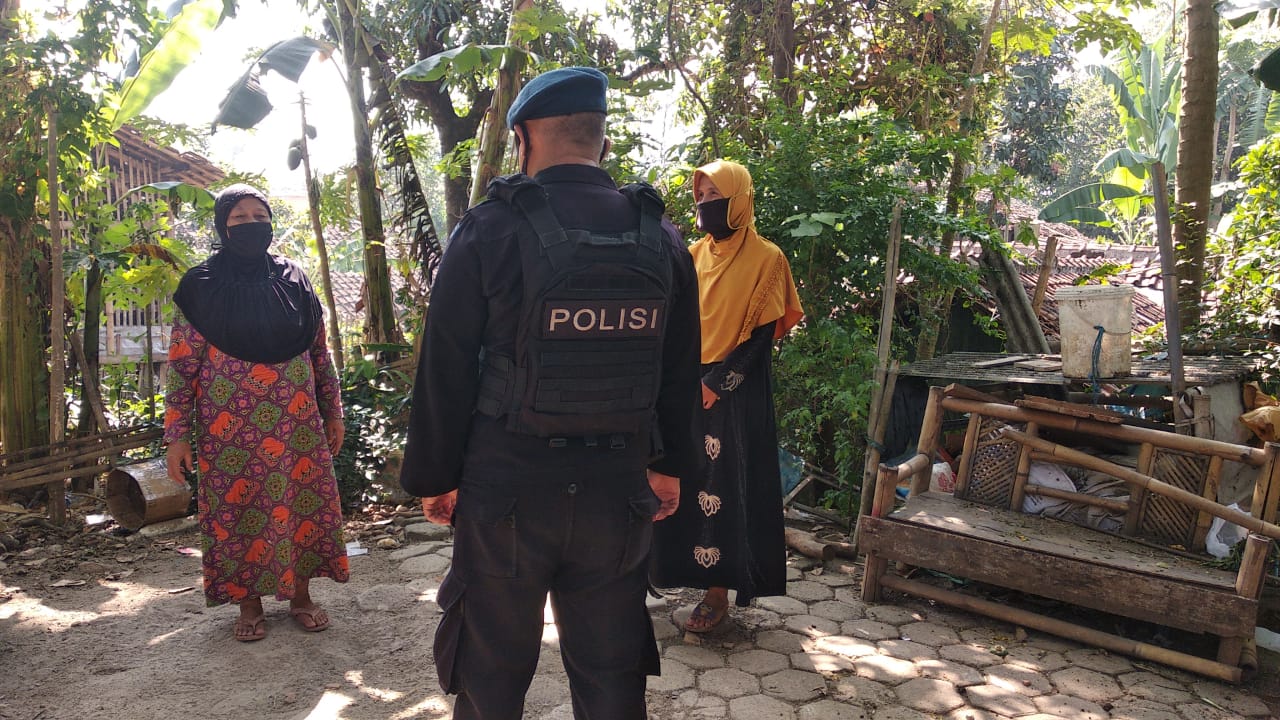 Brimob Jabar Sambang Desa Tangguh Ajak Masyarakat Tingkatkan Pernerapan Prokes 