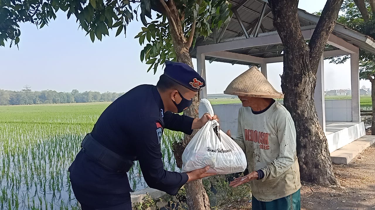 Brimob Jabar Kembali Berikan Sembako Kepada Warga Gempol