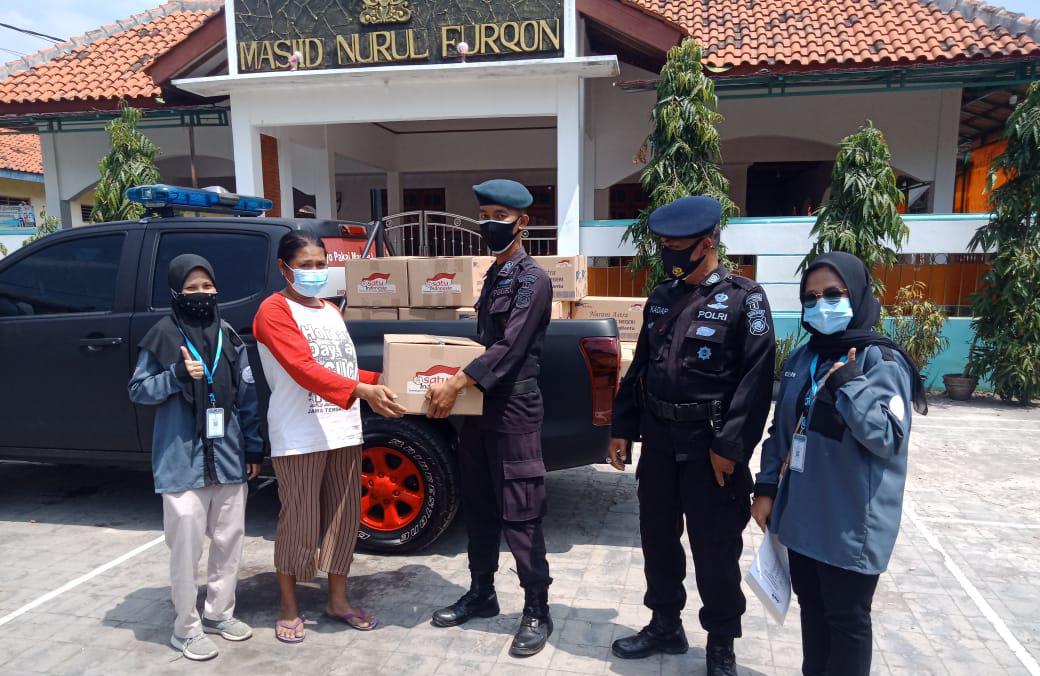 Ditengah Pandemi Covid-19, Brimob Jabar Bagikan Sembako Bantu Perekonomian Masyarakat