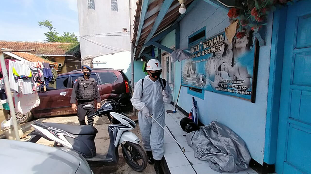 Cegah Penyebaran Virus Covid-19, Satbrimob Polda Jabar Semprotkan  Disinfektan Di Lingkungan Jatinangor 