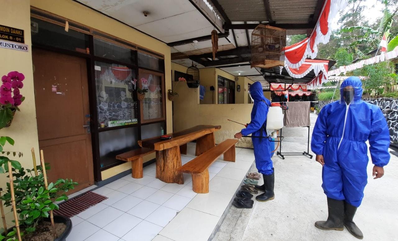 Peduli Lingkungan, Brimob Jabar Semprotkan Desinfektan Di Mako Cikole