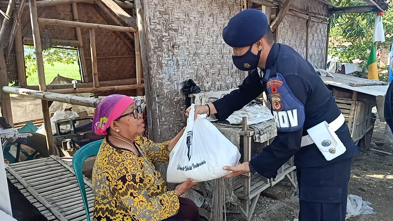 Berbagi Itu Indah, Brimob Jabar Bagikan Sembako Kepada Warga Yang Membutuhkan