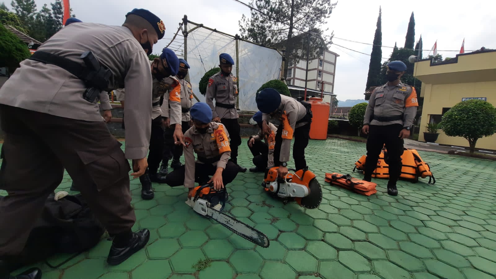 Brimob Polda Jabar Laksanakan Siaga Tanggap Bencana Alam Di Posko SAR Mako Brimob Cikole
