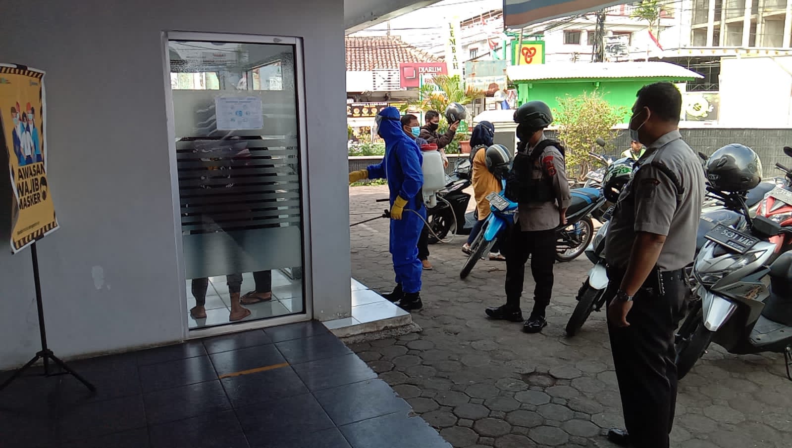 Kantor Perbankan Jadi Sasaran Penyemprotan Disinfektan Personel Brimob Jabar