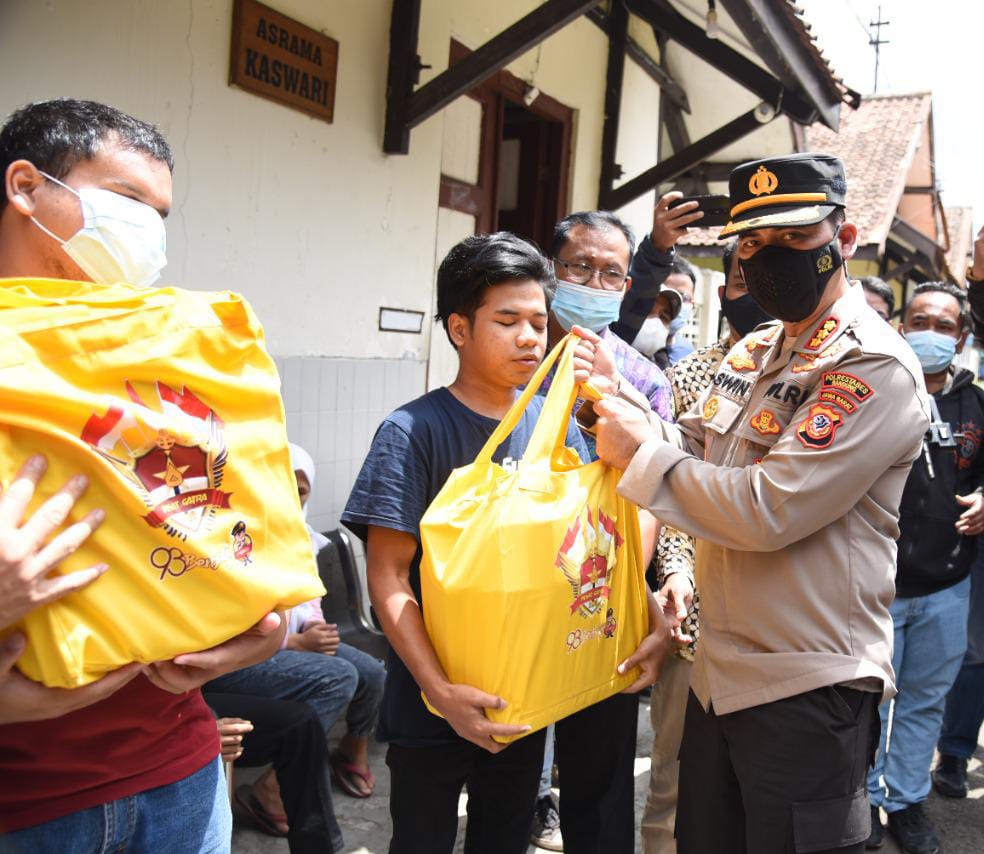 Kapolrestabes Bandung Sebar Ribuan Sembako, Dari Alumnii Akpol 93 Pada Penyandang Disabilitas