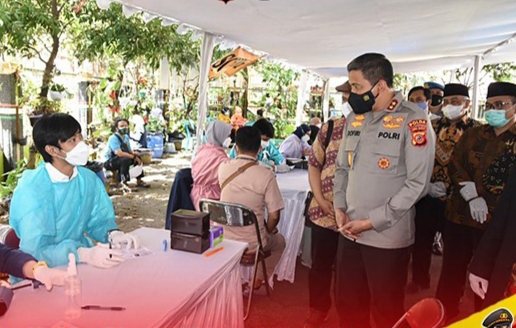 Kapolda Jabar Didampingi Kapolrestabes Bandung Cek Vaksinasi di Persis Bandung
