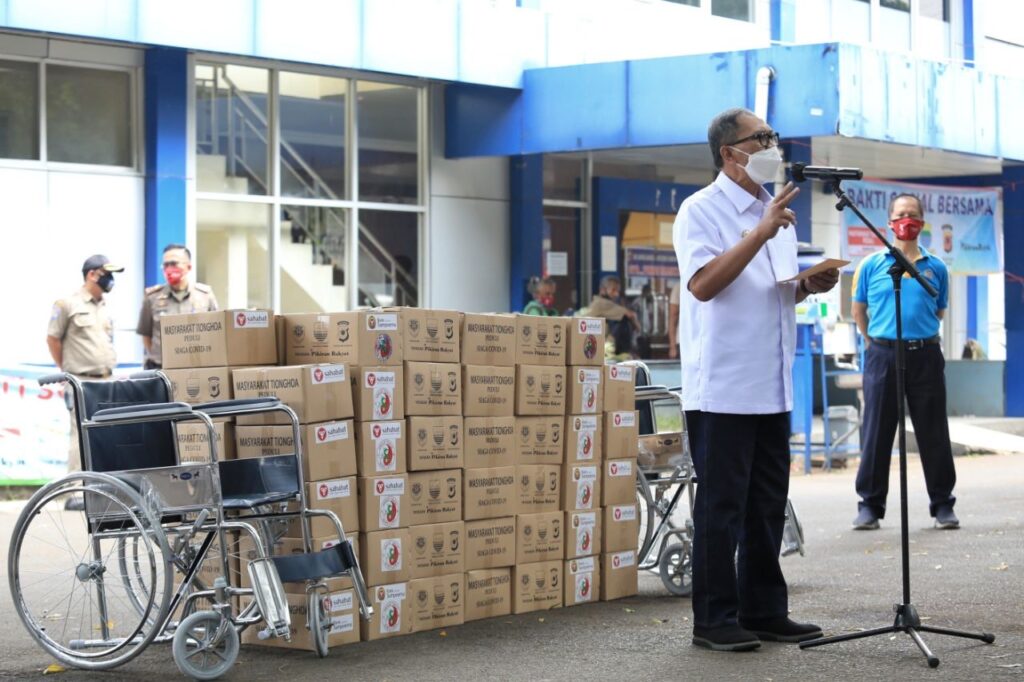 Masyarakat Tionghoa Peduli Salurkan 2.000 Paket Sembako dan Kursi Roda