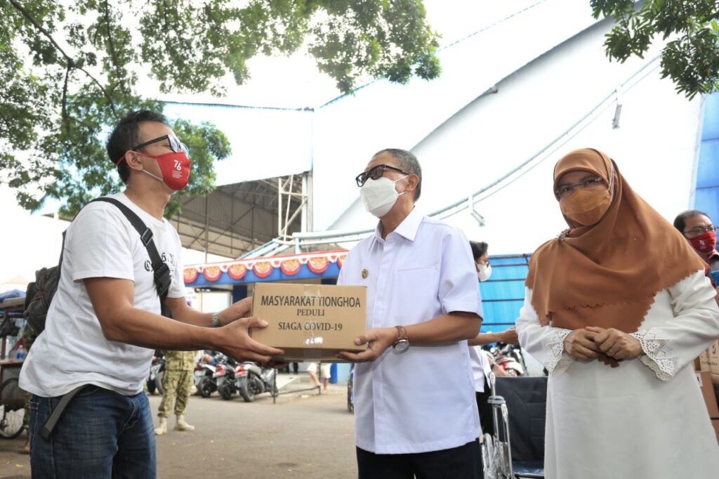 Masyarakat Tionghoa Peduli Salurkan 2.000 Paket Sembako dan Kursi Roda