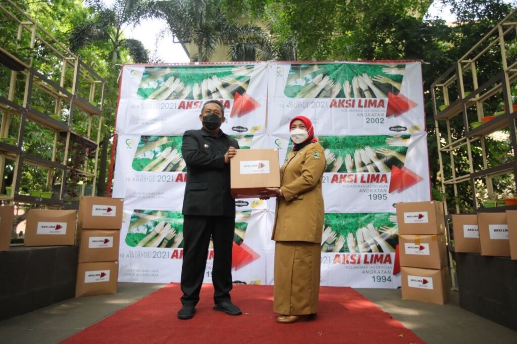 Alumni SMAN 5 Serahkan 100 Paket Bantuan