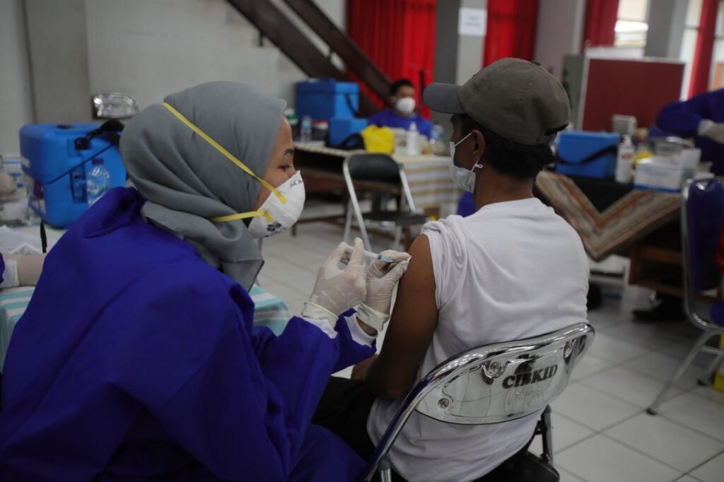 Wakil Wali Kota Bandung, Yana Mulyana memerintahkan aparat kewilayahan untuk terus menggelar dan menyasar warganya untuk ikut vaksinasi Covid-19.