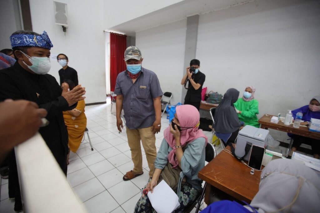 Wakil Wali Kota Bandung, Yana Mulyana memerintahkan aparat kewilayahan untuk terus menggelar dan menyasar warganya untuk ikut vaksinasi Covid-19.