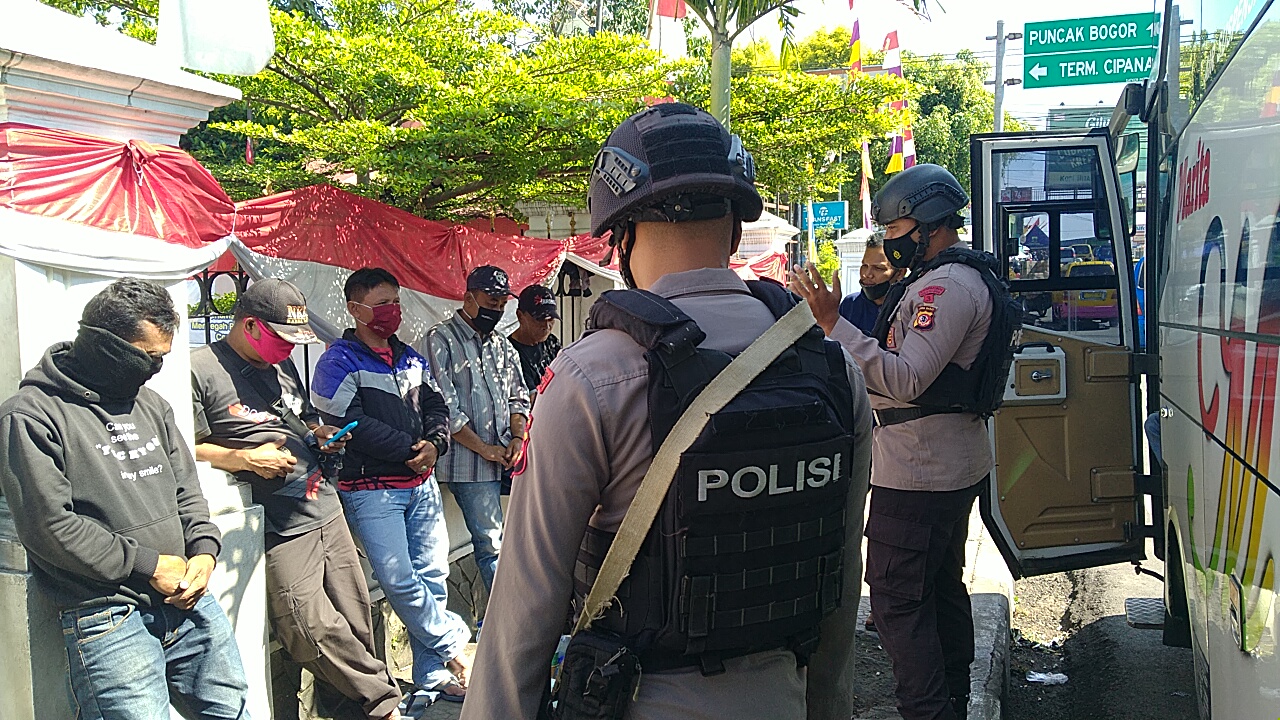 Himbau Prokes Ditengah Pandemi, Brimob Jabar Kembali Datangi Warga Cipanas