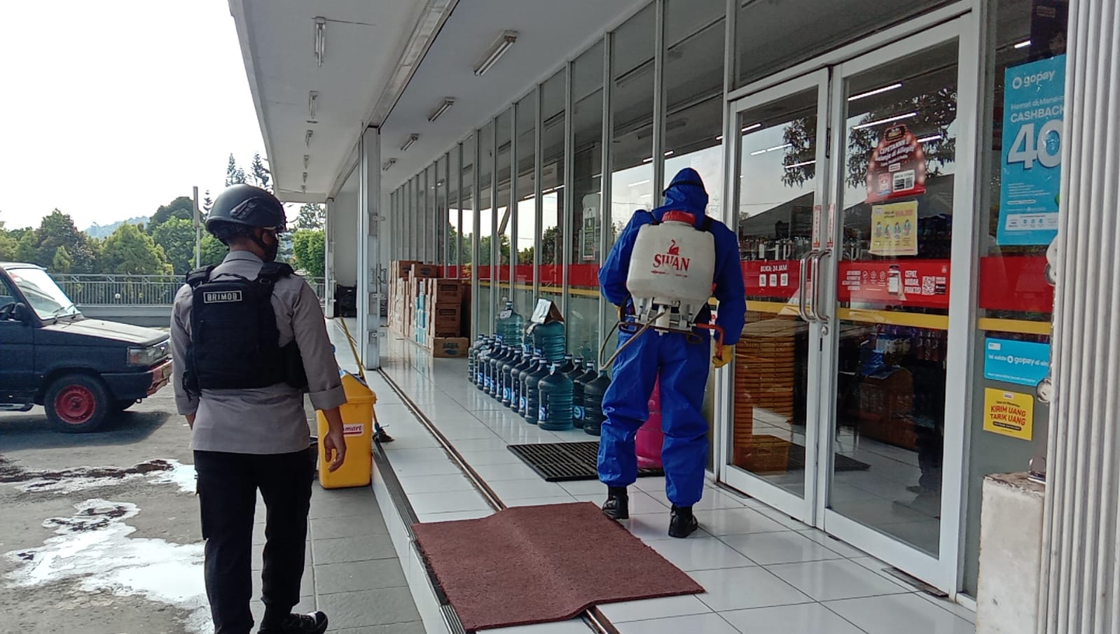 Berantas Covid-19, Brimob Jabar Semprotkan Disinfektan Di Tempat Keramaianw