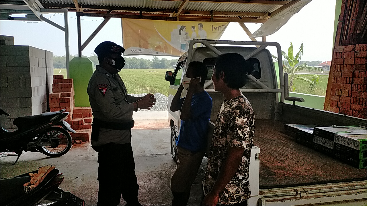 Peduli Kesehatan Masyarakat Bripka Wahyu Anggota Brimob Jabar Bagikan Masker 