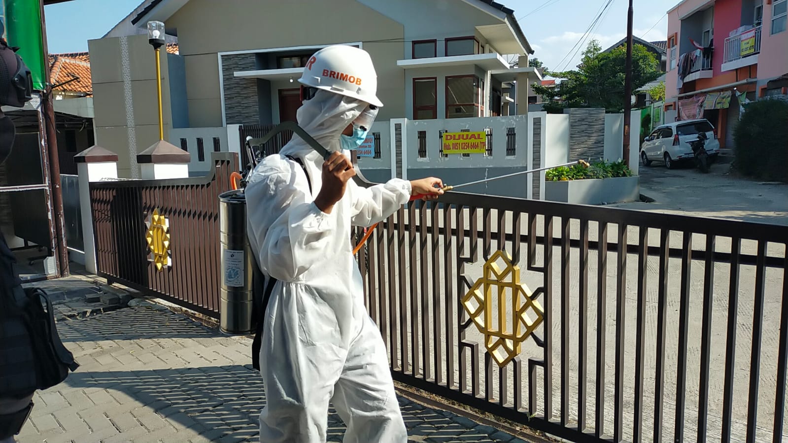 Brimob Jabar Rutin Semprotkan Cairan Desinfektan Di Lingkungan Mesjid Perumahan Ikopin Jatinangor
