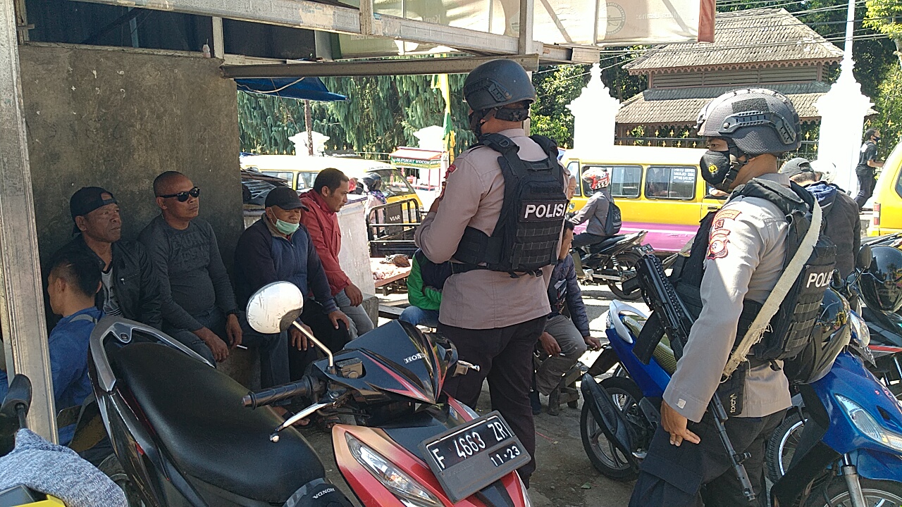 Anggota Brimob Jabar Berikan Himbauan Kamtibmas Tetap Menjalankan Protokol Kesehatan