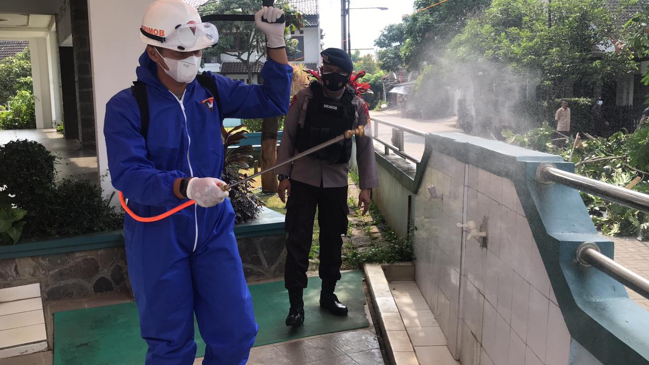 Menghentikan Penyebaran Virus Covid-19, Brimob Jabar Semprotkan Disinfektan di Tempat Dinilai Rawan