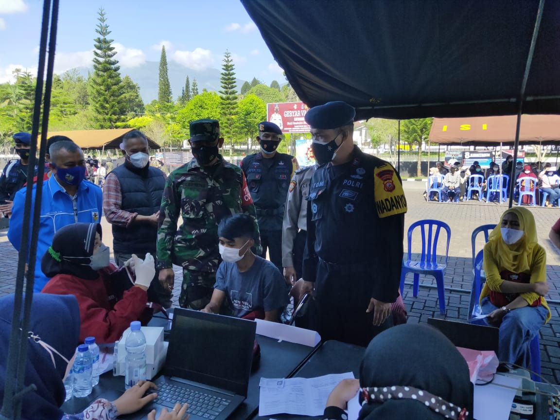 Brimob Jabar Bersama Puskesmas Sukanagalih Gelar Gebyar Vaksin Presisi Di Cipanas