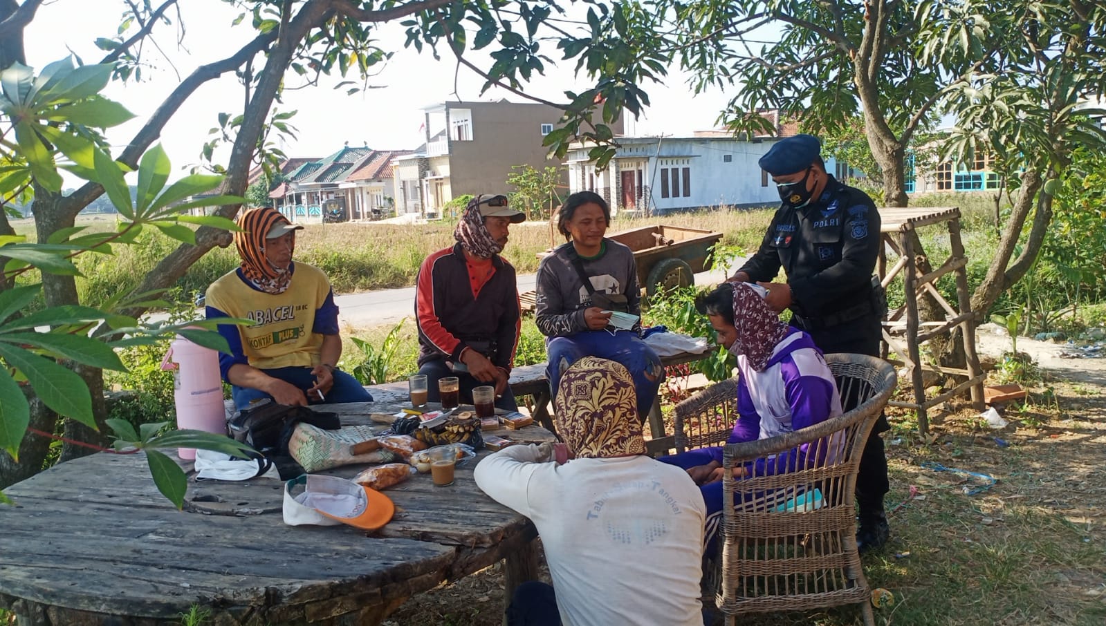 Brimob Jabar Bagikan Masker Gratis Kepada Pekerja Bangunan Wilayah Gempol