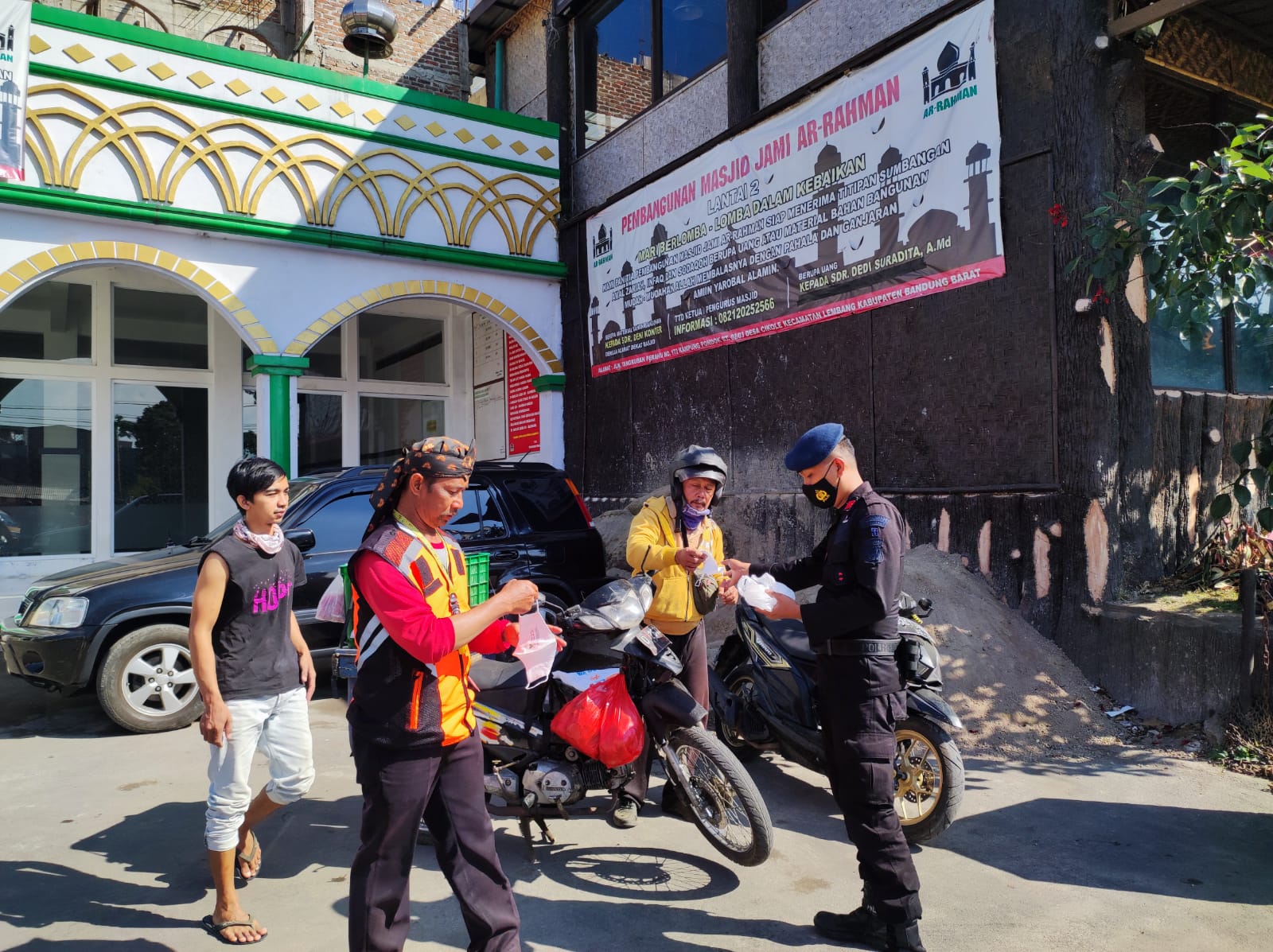 Brimob Jabar Kembali Bagi-Bagi Masker dan Berikan Himbauan Prokes Kepada Masyarakat