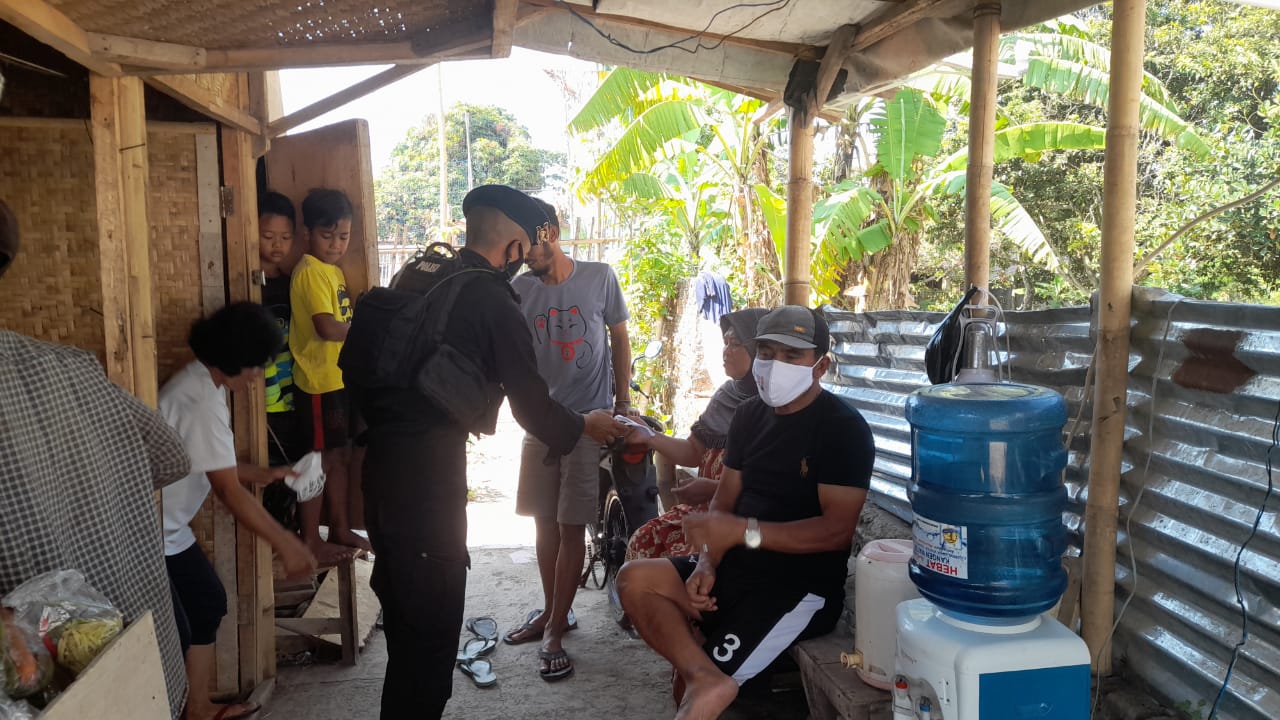 Bripka Dadang Anggota Brimob Polda Jabar Bagikan Masker dan Menghimbau Tentang Prokes