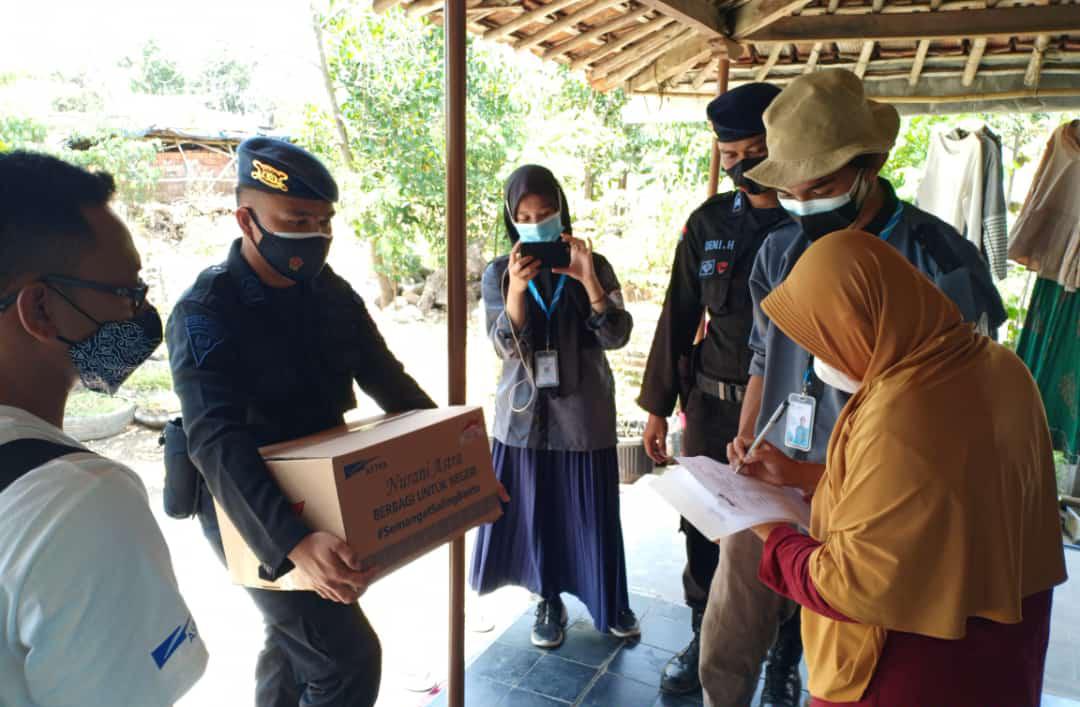 Kunjungi Rumah Warga Secara Door To Door, Personil Brimob Jabar Bakti Sosial Bagikan Sembako