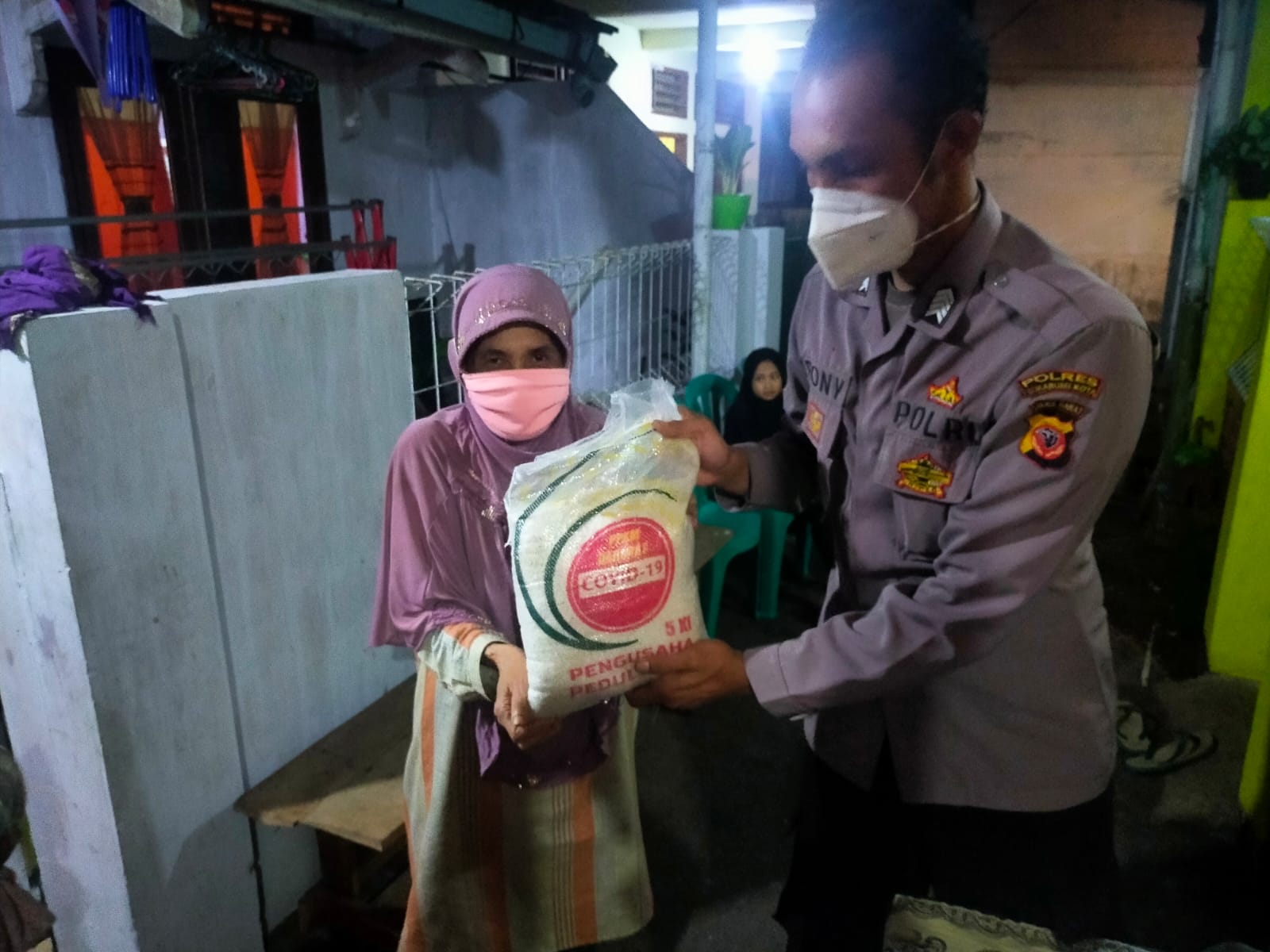 Kabid Humas Polda Jabar : Polisi Salurkan Bansos Paket Sembako Kepada Masyarakat Terdampak PPKM