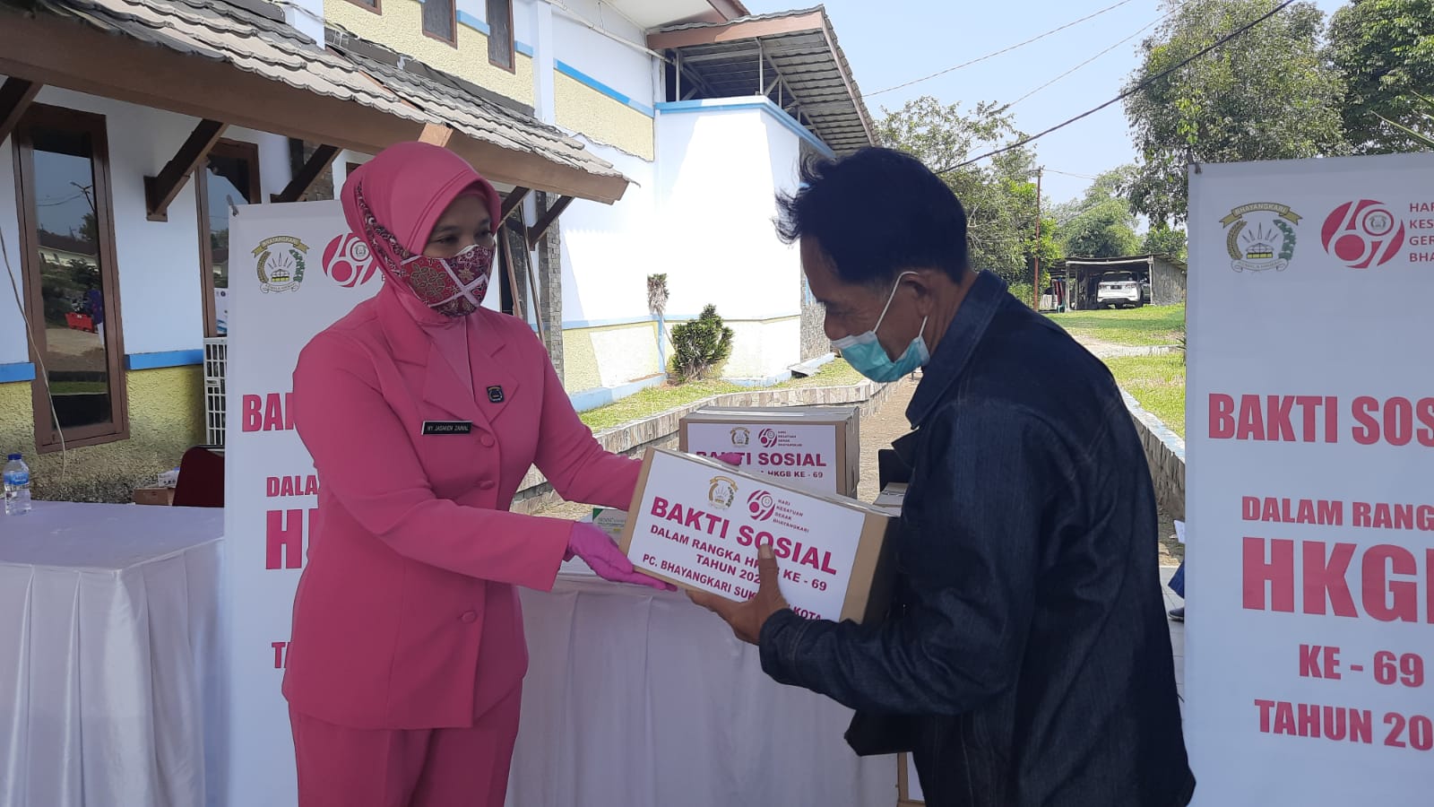 Kabid Humas Polda Jabar : Pengurus Bhayangkari Cabang Sukabumi Kota Salurkan Bansos Ditengah PPKM