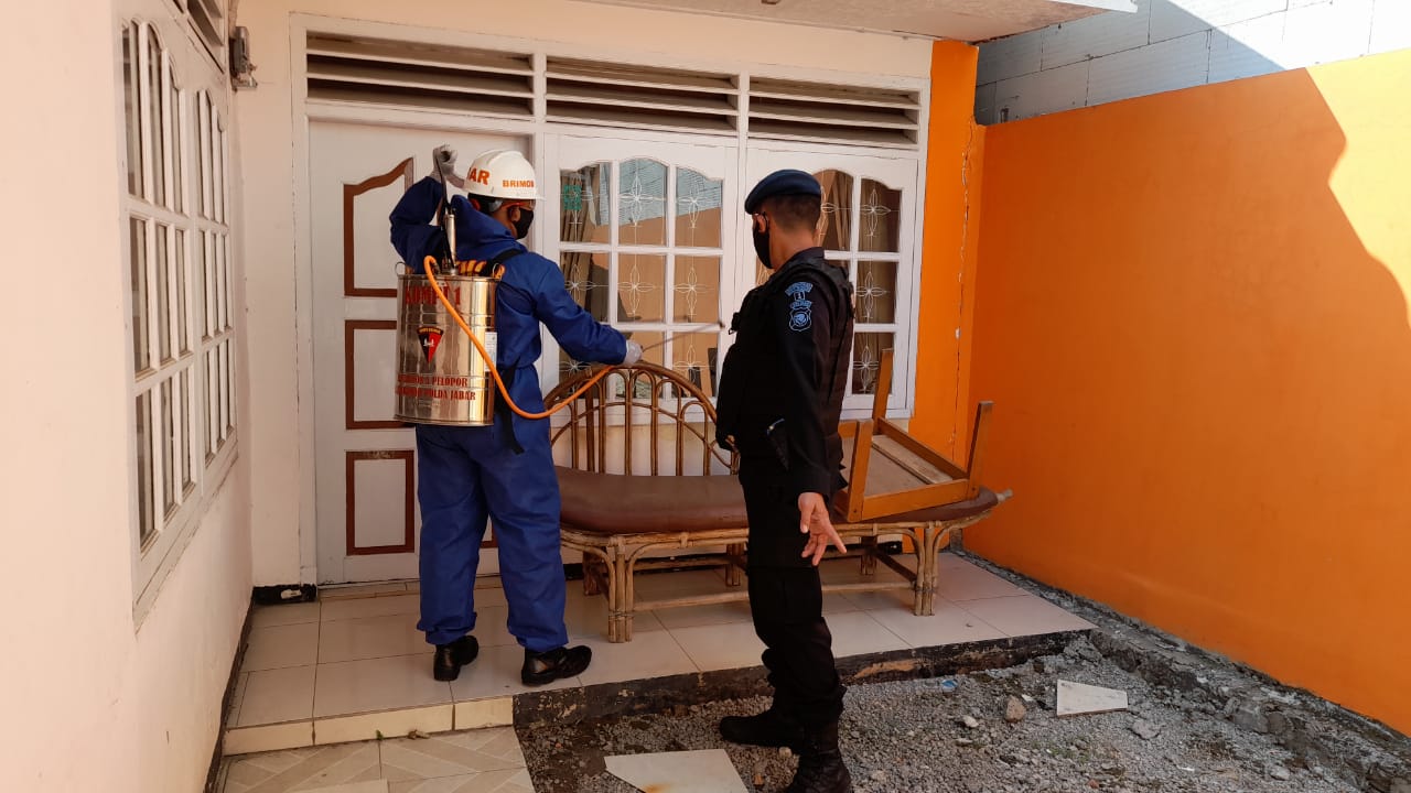 Peduli Lingkungan, Brimob Jabar Semprotkan Disinfekan Sekitar Cipacing