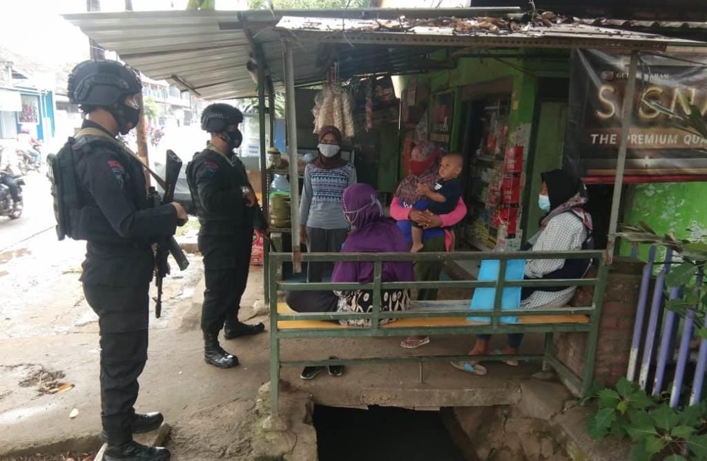 Patroli Brimob Jabar Peduli Anak, Mari Lindungi Mereka Dari Paparan COVID 19