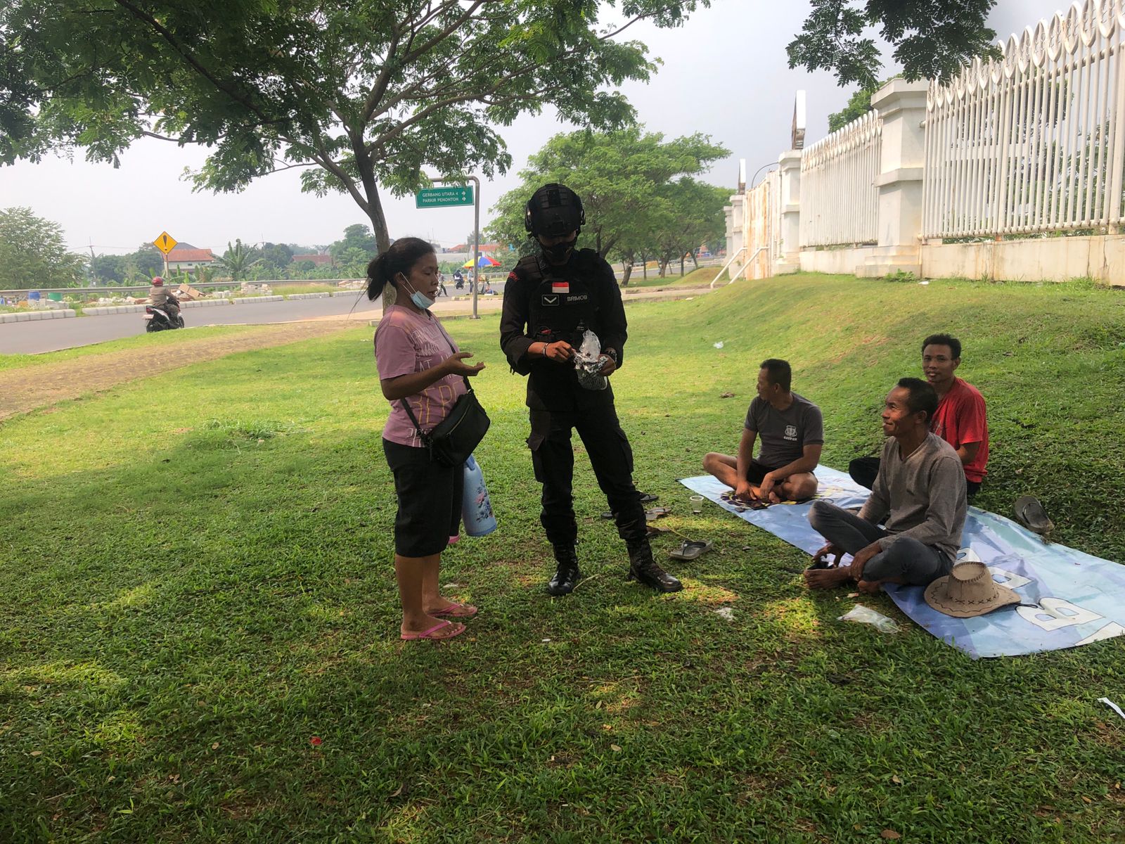Anggota Brimob Jabar Berdialog Santai Tapi Tetap Tegas Kepada Masyarakat Yang Lalai Prokes