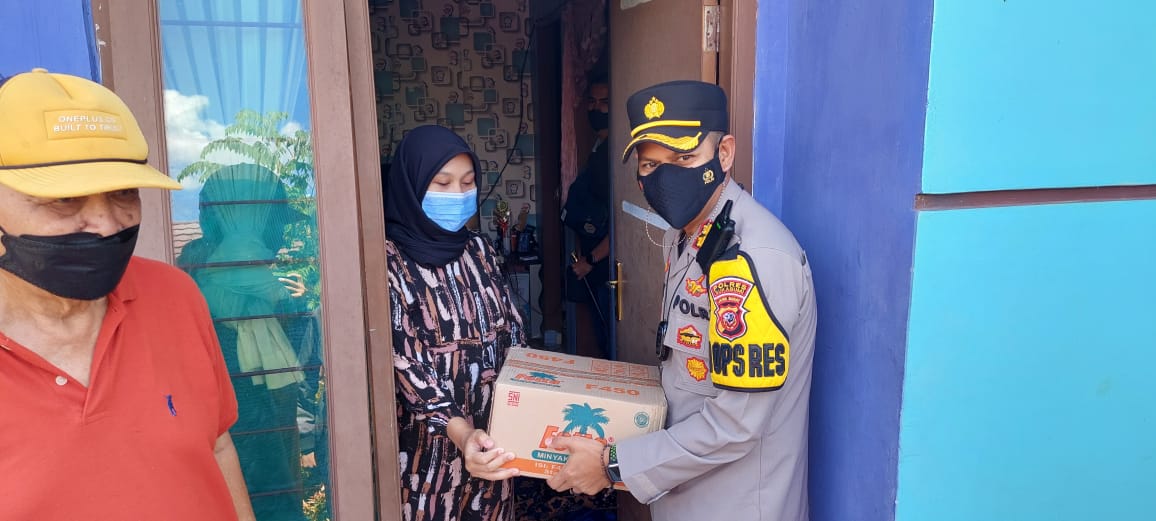 Bantu Warga Terdampak Pandemi, Polisi Bagikan Bansos Sembako Dimasa PPKM