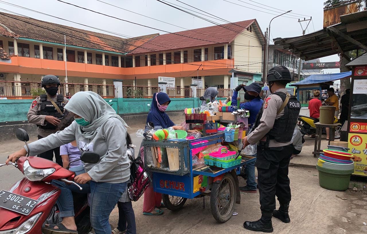 Brimob Jabar Ingatkan Prokes Kepada Pedagang Di Masa PPKM