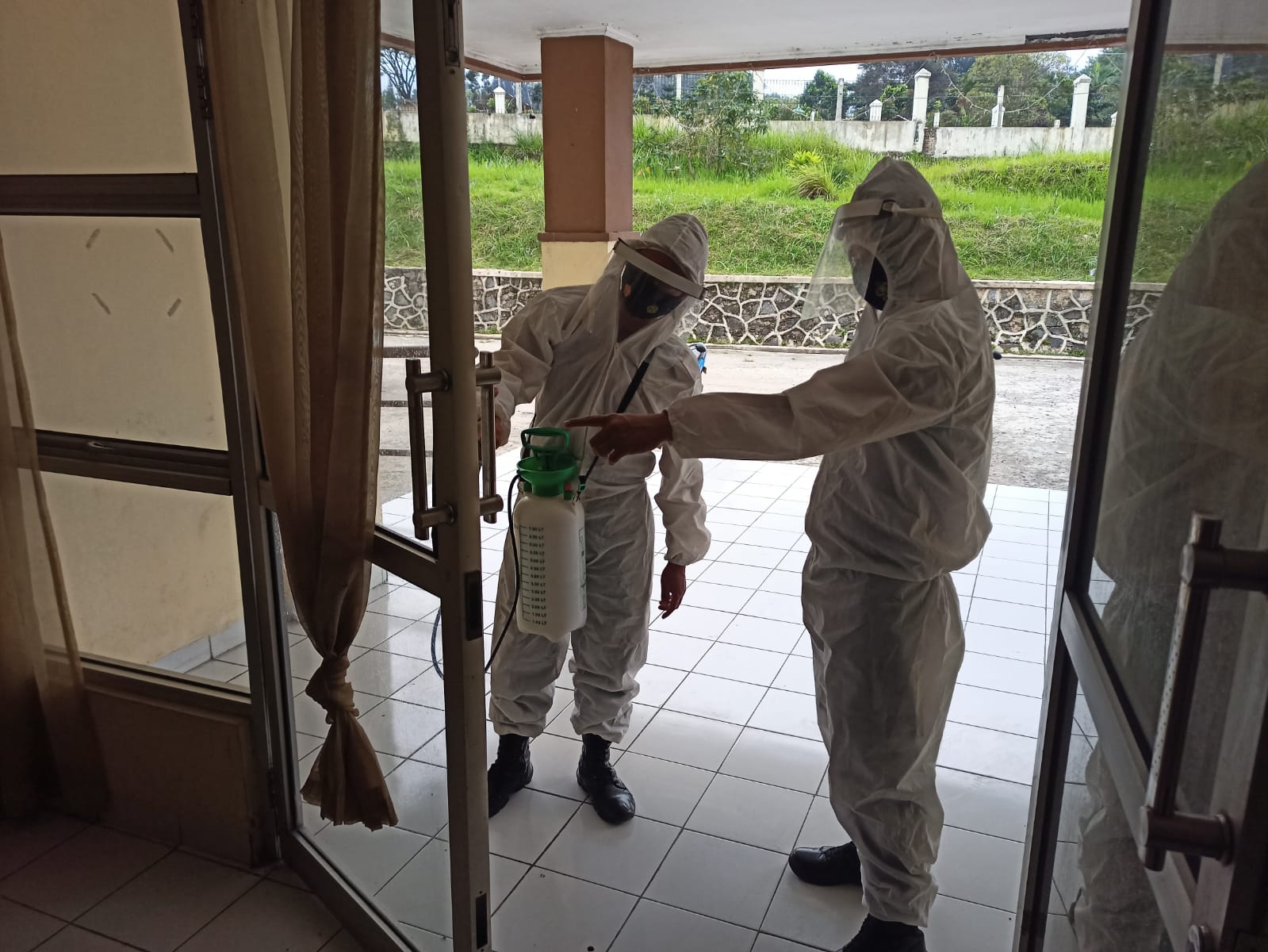 Antisipasi Penyebaran Covid-19, Brimob Jabar Semprotkan Disinfektan Sekitar Mako
