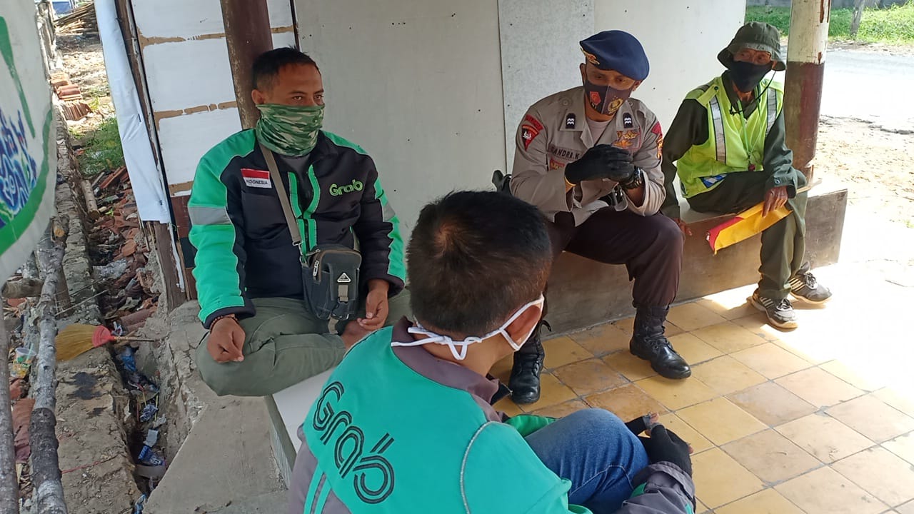 Peduli Masyarakat, Brimob Jabar Hadir Himbau Pengemudi Ojol Untuk Selalu Menjalankan Prokes